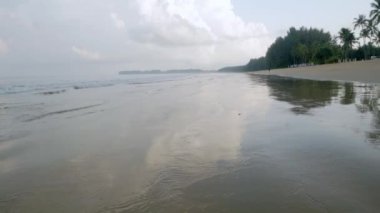 Kumlu beyaz kumsalda köpüklü doğal deniz dalgaları, yaz sahili deniz manzarası