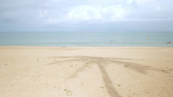 Naturalna Woda Morska Pianką Piaszczystej Plaży Letni Pejzaż Morski Plaży — Wideo stockowe