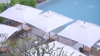 Yağmur yağarken insanlar olmadan yüzme havuzu