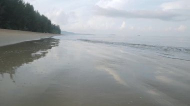 Kumlu beyaz kumsalda köpüklü doğal deniz dalgaları, yaz sahili deniz manzarası