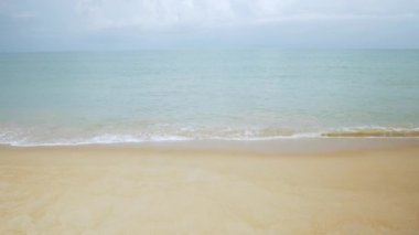 Kumlu beyaz kumsalda köpüklü doğal deniz dalgaları, yaz sahili deniz manzarası