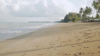 Kumlu beyaz kumsalda köpüklü doğal deniz dalgaları, yaz sahili deniz manzarası