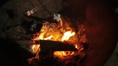 Kamp yaparken odun ateşinde kavrulmuş mashmallow şekeri..