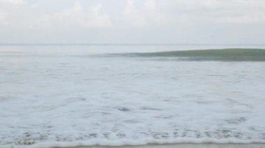 Kumlu beyaz kumsalda köpüklü doğal deniz dalgaları, yaz sahili deniz manzarası