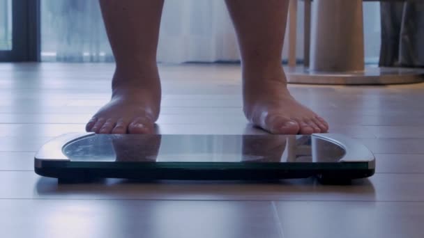 Lihat Lantai Ketika Seorang Pria Berdiri Skala Digital Pintar Dalam — Stok Video