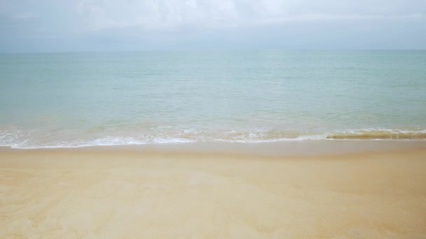 Natürliches Meereswellenwasser Mit Schaum Auf Der Sandigen Schönheit Weißer Strand — Stockvideo