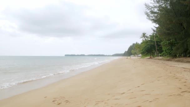 Naturligt Hav Våg Vatten Med Skum Sandstrand Skönhet Vit Strand — Stockvideo