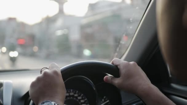 日落时开汽车时 男人握住汽车的方向盘 — 图库视频影像