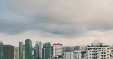 Tayland 'ın Bangkok şehir merkezinde gündüz vakti bulutlu gökyüzü ile zaman çizelgesi manzarası