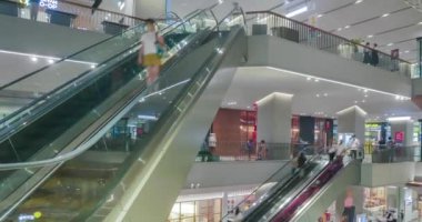 13 Nisan 2022: Bangkok, Tayland: Yürüyen merdivendeki insanlarla birlikte mağazanın içinde zaman ayarlı görünüm
