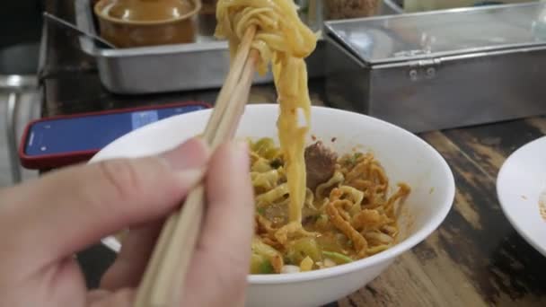 Famous Traditional Khao Soi Lana Chiang Mai Yellow Spicy Taste — Stockvideo