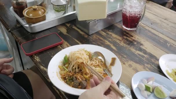 Man Eating Famous Traditional Kanom Jeen Soicy Base Soup Food — Vídeo de stock