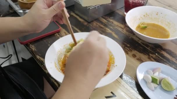 Man Eating Famous Traditional Kanom Jeen Soicy Base Soup Food — Vídeo de stock