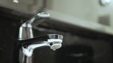 Tuvaletteki musluktan sızan musluğu kapat. Suyu tasarruf et dünya kavramı