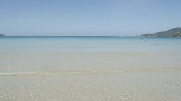 Plage Avec Sable Blanc Vague Calme Mer Paisible Été Ensoleillé — Video