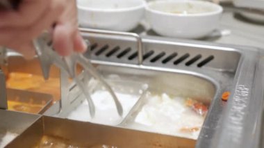 Çin güvecine sichuan usulü dilimlenmiş domuz eti koymak. Asya güveç yemeği.