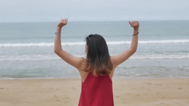 Młoda Azjatka Spaceruje Plaży Relaksuje Się Wakacjach — Wideo stockowe