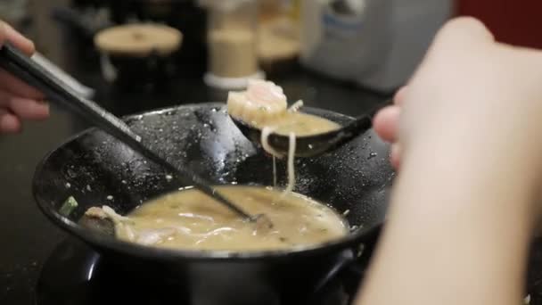 Muž Použít Čokoládovou Tyčinku Lžíci Jíst Ramen Japonské Nudle Japonský — Stock video