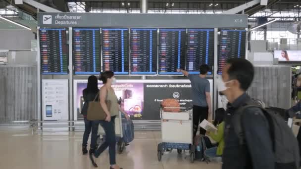 Июня 2022 Бангкок Таиланд Информация Рейсах Аэропорту Суварнабхуми Многие Пассажиры — стоковое видео