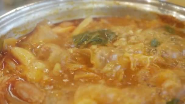 Близко Кипящей Корейской Кимчи Tteok Pokki Суп Полный Свинины Овощей — стоковое видео