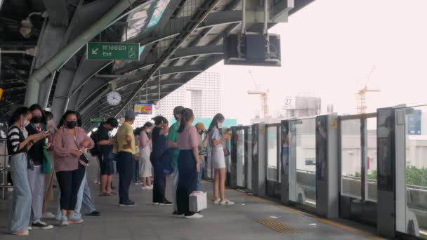 2022年6月3日 泰国曼谷 在Bts空轨站台上观看 许多乘客等候火车 香港的公共交通工具 — 图库视频影像