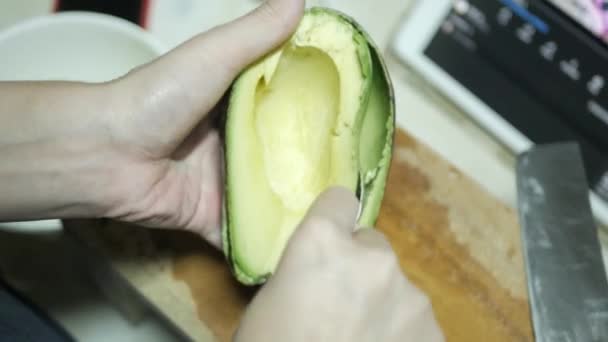 Hand Use Spoon Scoop Fresh Avocado Cook Guacamole Mexican Dipping — Wideo stockowe