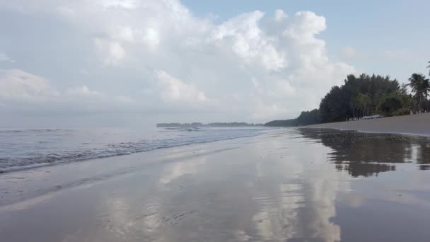 Powolny Ruch Naturalna Fala Morska Woda Pianką Piaszczystej Plaży Biała — Wideo stockowe