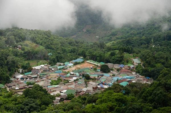 Вид Місцеве Село Сільській Місцевості Серед Гірського Пагорба Оточене Туманом — стокове фото