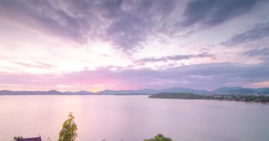 Doğanın bulutlu gökyüzü ve bulutların hareket ettiği tropikal deniz manzarası üzerinde günbatımının 4K zaman aşımı. Doğa çevre arkaplanı