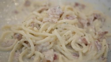 Kremalı carbonara spagettisi yemek için çatal ve taze peynir ve pastırma kullandım. İtalyan yemeği.