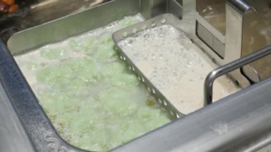 Haşlanmış szechwan soslu Çin usulü Asya mutfağına domuz dilimi koymak..