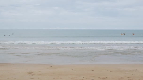 Una Giovane Donna Asiatica Passeggia Sulla Spiaggia Rilassa Mentre Vacanza — Video Stock