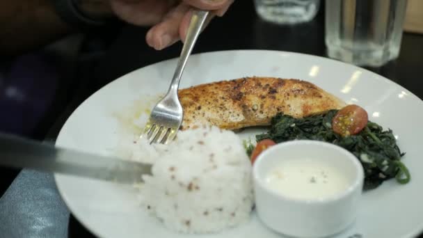 Eating Dinner Restaurant Cutting Salmon Fish Steak Knife Fork Healthy — Stockvideo