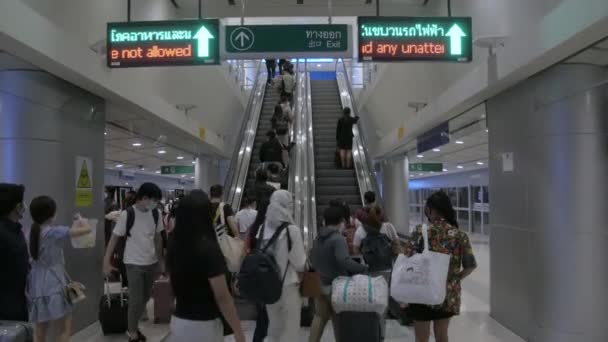 Мая 2022 Бангкок Таиланд Вид Эскалатора Внутри Железнодорожного Вокзала Аэропорта — стоковое видео