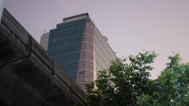 Widok Budynek Biurowy Okulary Czasie Zachodu Słońca Kolei Sky Train — Wideo stockowe