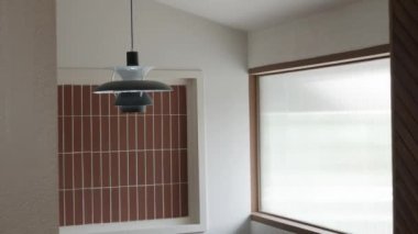 Minimal modern kafe içinde gün ışığında parlayan minimal görünüm
