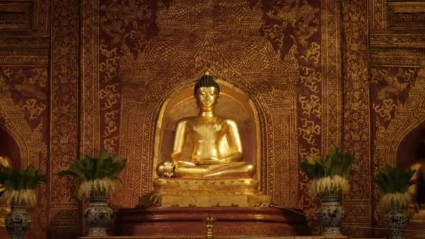 Juli 2022 Chiangmai Thailand Prachtig Gouden Boedha Standbeeld Van Phra — Stockvideo