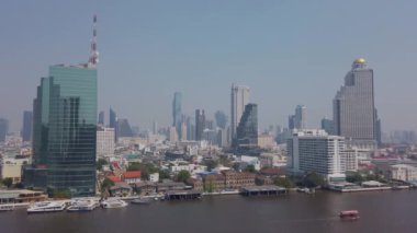 Bangkok 'ta nehir kıyısındaki Bangkok higrise binasının yavaş çekim manzarası