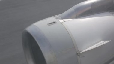Pistte koşarken kabinin içinden pencereye doğru uçak motorunu görüntüle