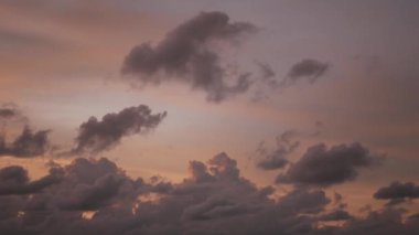 Güzel gün batımı bulutlu vanilyalı ılık gökyüzü yaz tatili gündüz vakti, doğal tropikal ada gökyüzü