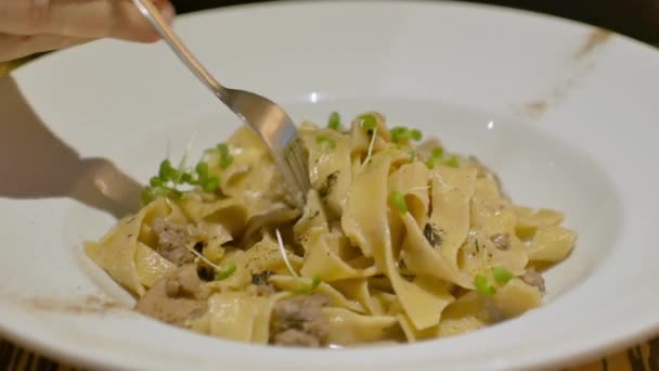 Przy Użyciu Widelca Jedzenia Włoskiego Makaronu Talerza Jeść Fettuccine Serem — Wideo stockowe