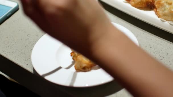 Χρησιμοποιώντας Chopstick Gyoza Κοπής Τηγανητό Wonton Στο Πιάτο — Αρχείο Βίντεο