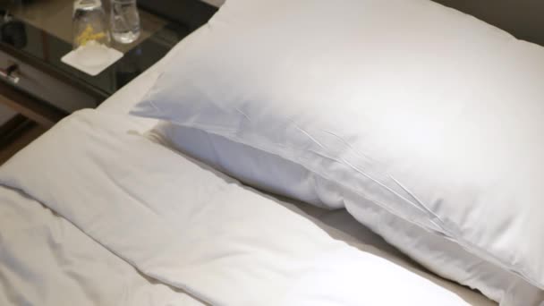 Otel Hizmetleri Yatak Odasına Havlu Getirir Yatağın Üzerine Çiçek Koyar — Stok video