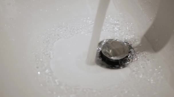 Проточна Вода Тече Від Крана Білої Раковини — стокове відео