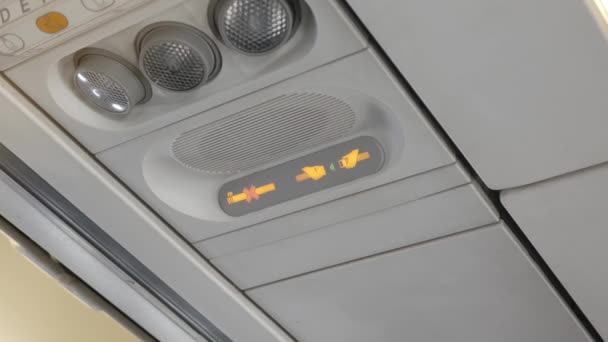 Znak Pasów Bezpieczeństwa Wewnątrz Kabiny Samolotu Podczas Włączania Znaku — Wideo stockowe