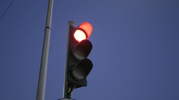 到了日落时信号灯下的交通安全标志灯在Phuket古城的窗台上 — 图库视频影像