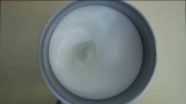 Ev yapımı sütün köpürerek köpürmesi, köpüklere ve kremlere neden oluyor. Ev yapımı süt köpüğü.