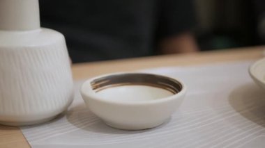 Sashimi suşi Japon yemeği için sos tabağına soya sosu dökerken yakın çekim. Asya yemekleri