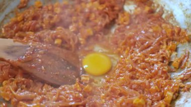 POV mutfakta Pad Thai kızartırken. Tayland 'ın ünlü sokak yemekleri