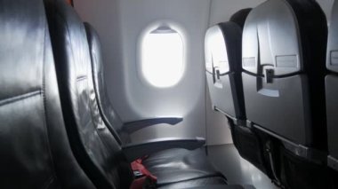 Uçak kabininin içinden uçak koltuğunun içinden pencereye doğru görüntüle